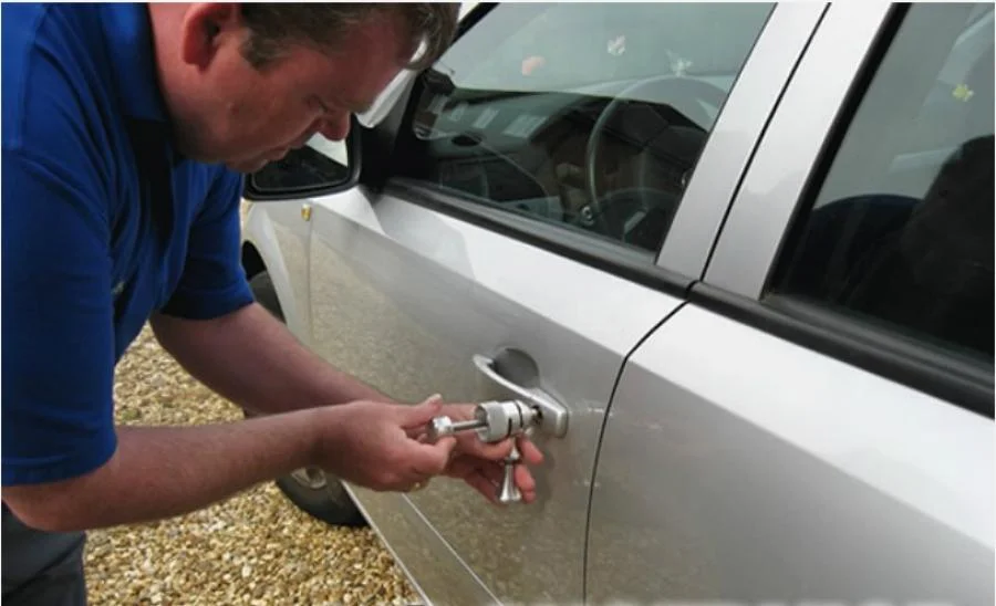 فتح قفل السيارةالمغلقة