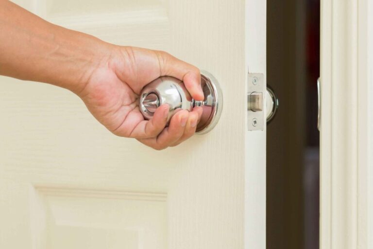 الأبواب المقفلة